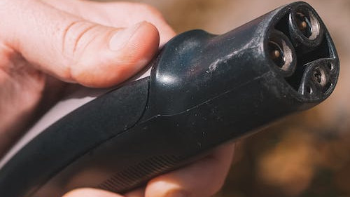 Noleggio auto a lungo termine ibride, plug-in o elettriche: quali scegliere e perché?